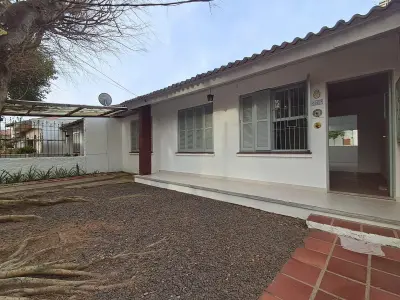 Imagem de Casa 03 Dormitórios, sala cozinha, banheiro, pátio nos fundo