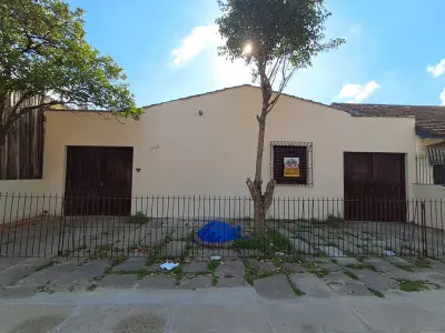 Imagem de Sala e cozinha conjugada, banheiro, área de serviço,