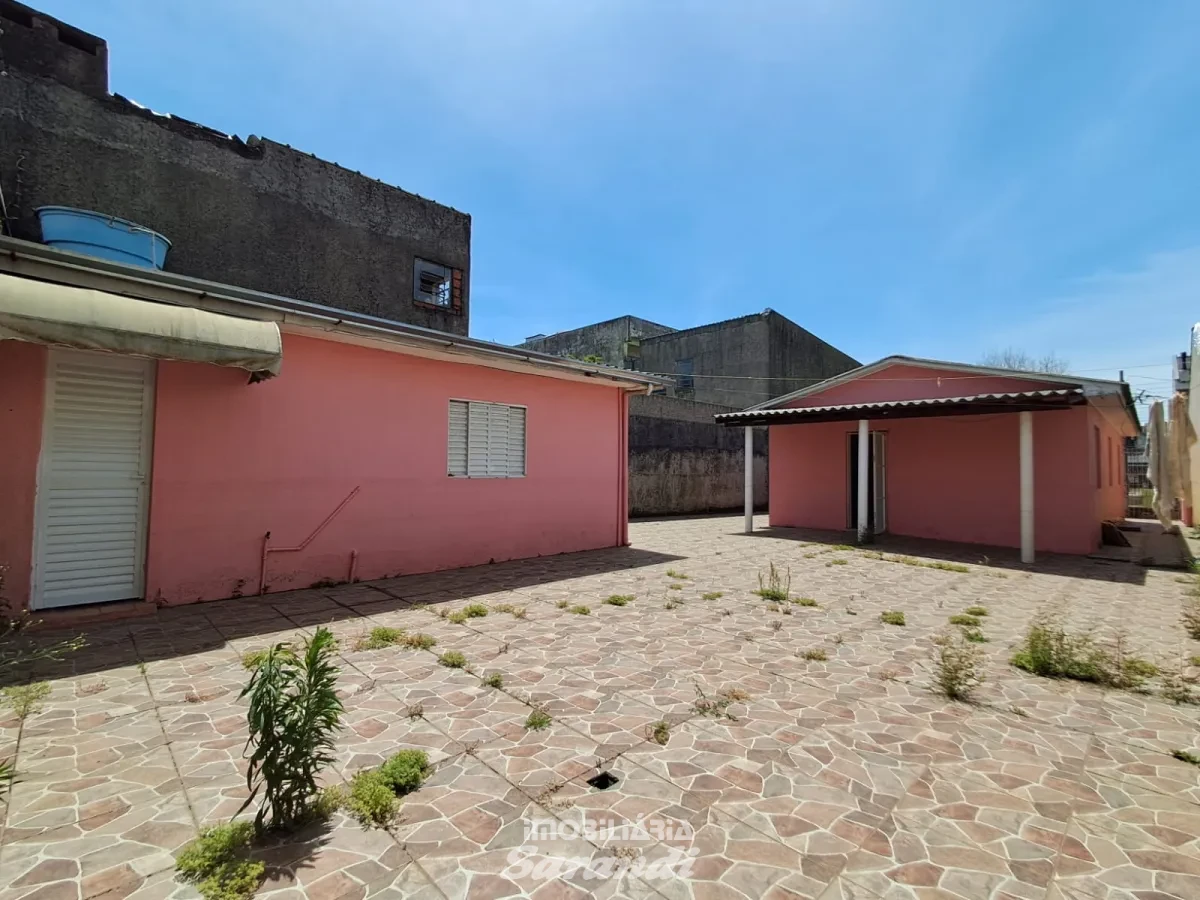 Imagem de Casa com 3 dormitórios com patio amplo no bairro Sarandi