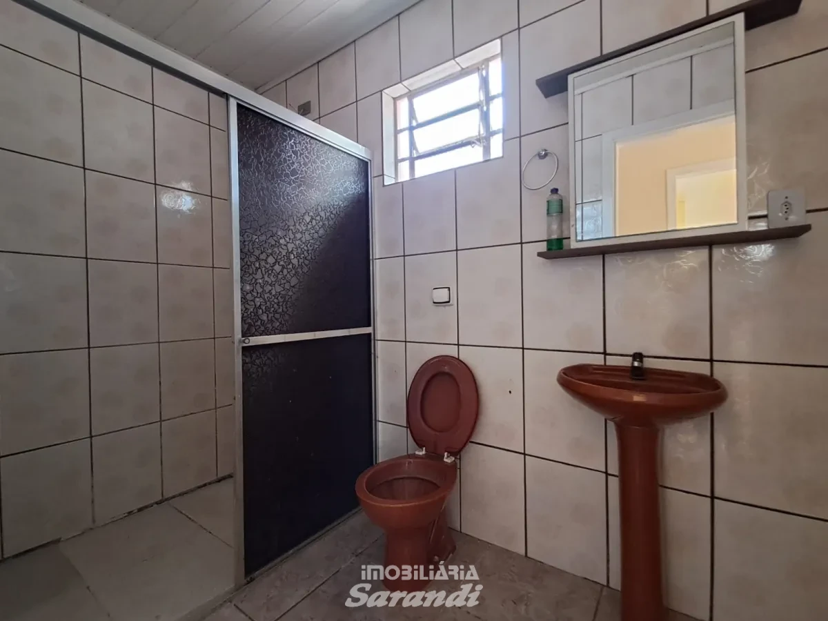 Imagem de Casa com 3 dormitórios com patio amplo no bairro Sarandi