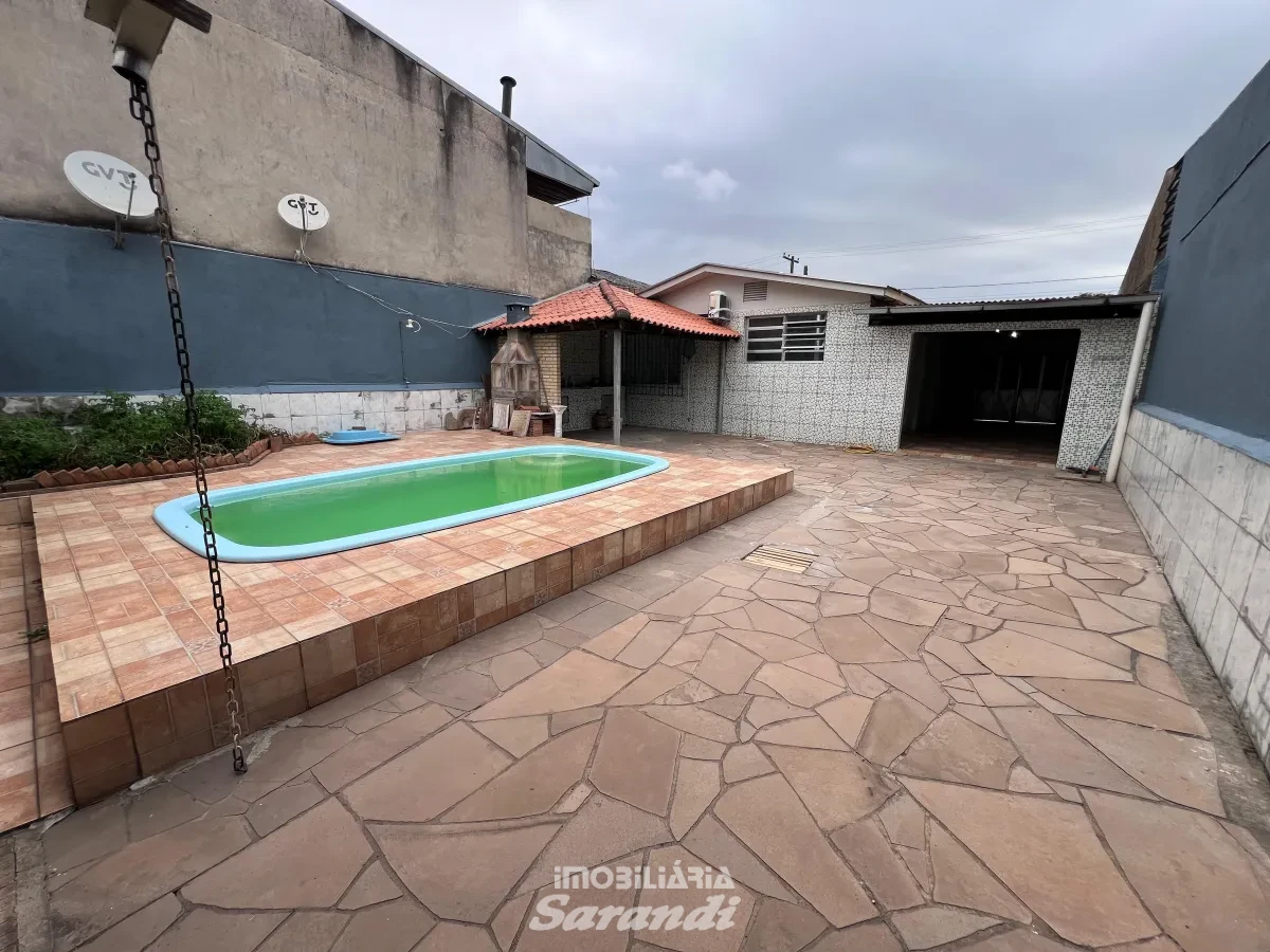 Imagem de Casa de alvenaria com piscina no bairro Sarandi