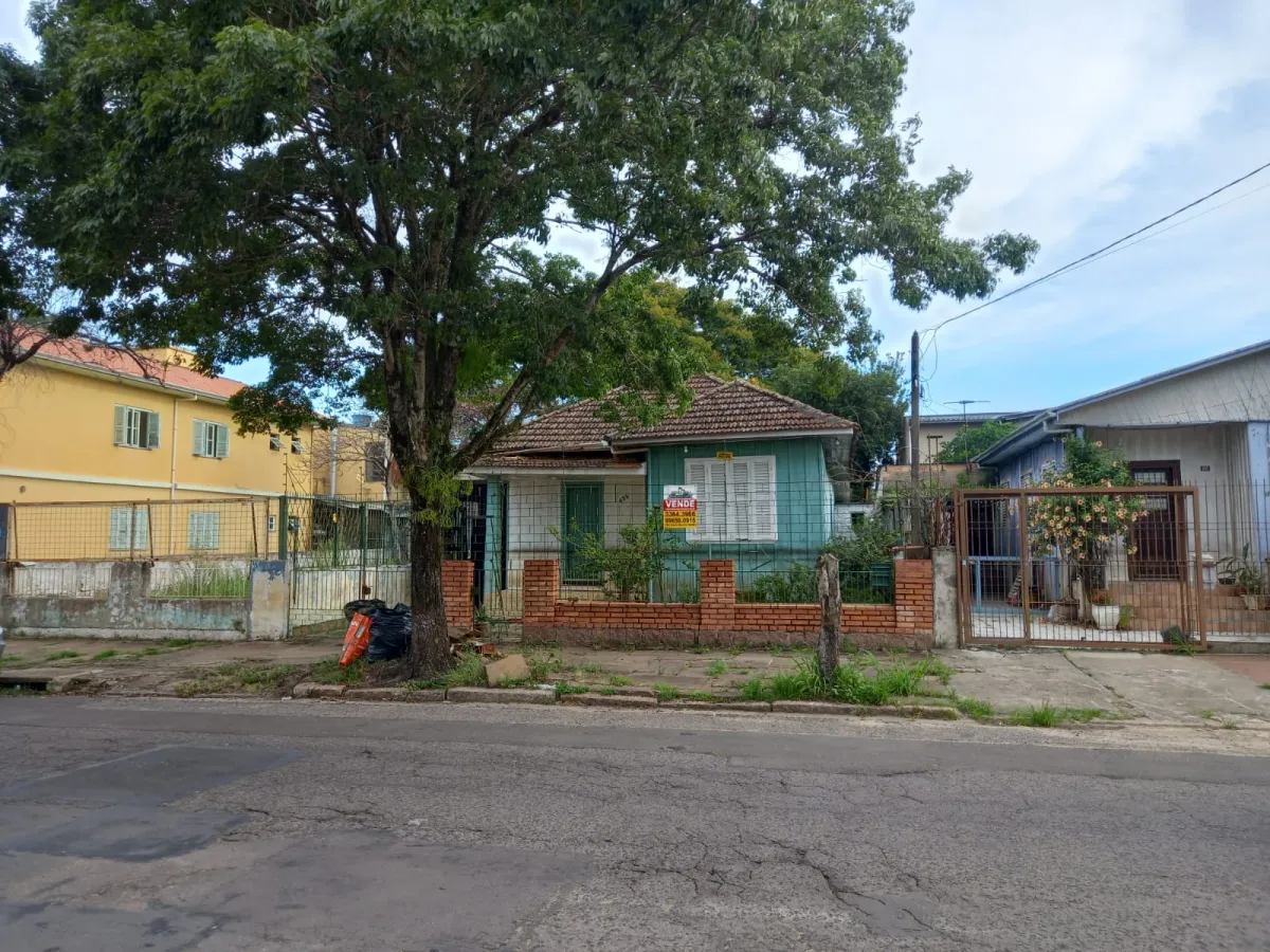 Imagem de Casa de madeira situada em avenida movimentada dentro do bairro sarandi