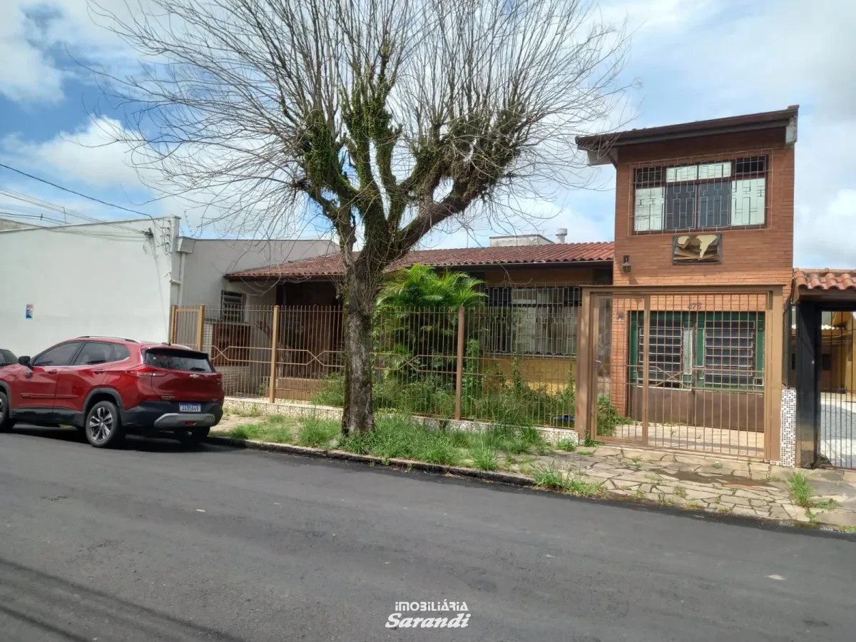 Imagem de Três lojas cada com área de 40,00m² Frente para a avenida Martins Bastos e mais uma casa de dois pisos de frente para a Rua Rodrigues da Costa nos fundos