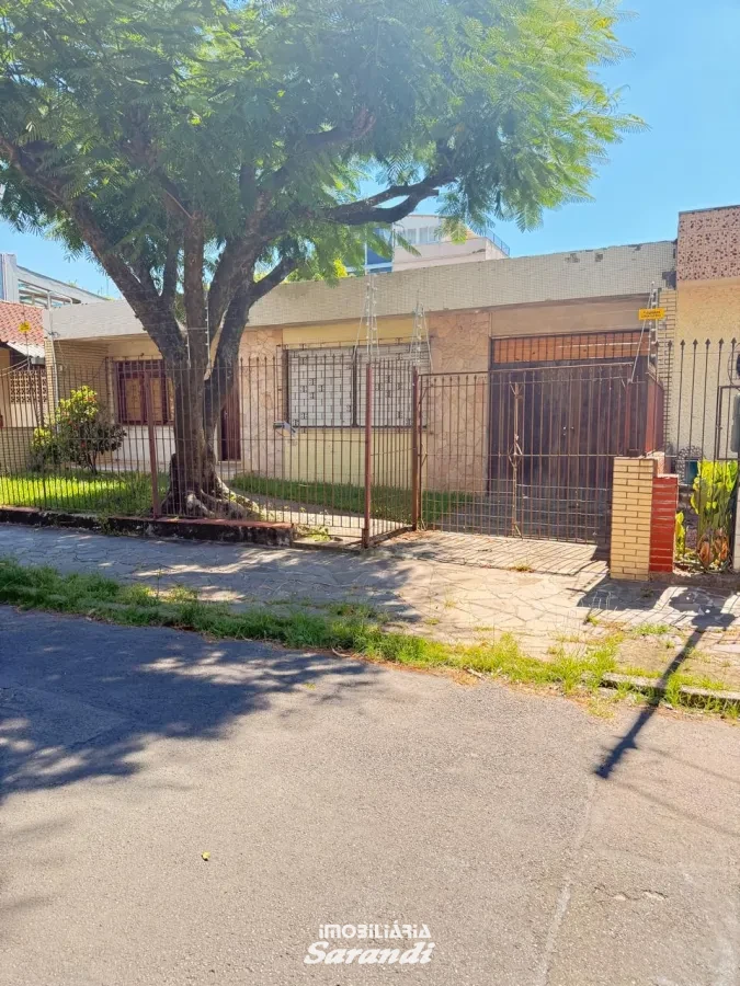 Imagem de Casa de alvenaria com área de  aproximadamente 186,00m² com três dormitórios, sala, cozinha. banheiro social e garagem. Nos fundos foi construído uma construção com área de 73,00m².