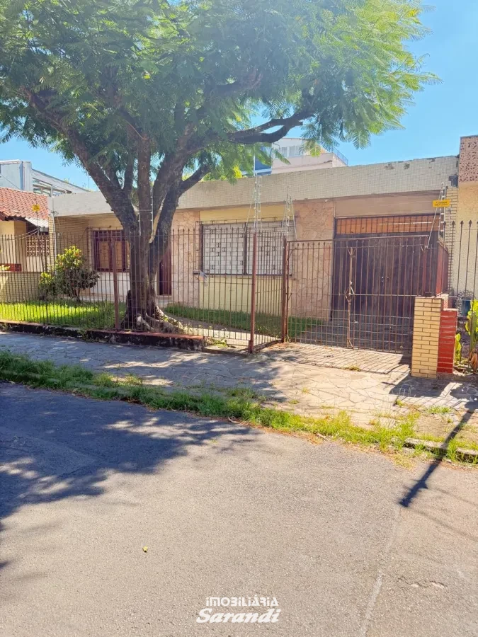 Imagem de Casa de alvenaria com área de  aproximadamente 186,00m² com três dormitórios, sala, cozinha. banheiro social e garagem. Nos fundos foi construído uma construção com área de 73,00m².