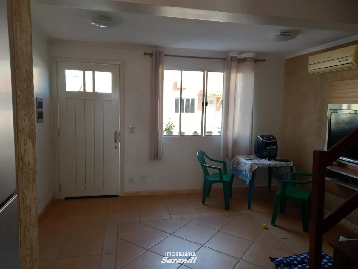 Imagem de Sobrado de alvenaria em condominio fechado com três dormitórios e uma vaga.
