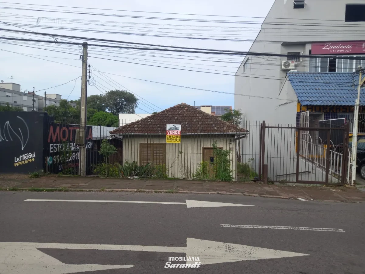 Imagem de Terreno com 340,00m² casa de madeira construída sobre o mesmo, ótima localização 100 metros da Avenida Assis Brasil
