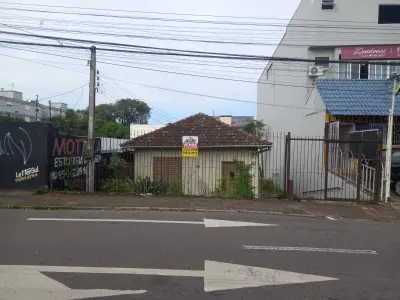 Imagem de Terreno com 340,00m² casa de madeira construída sobre o mesmo, ótima localização 100 metros da Avenida Assis Brasil