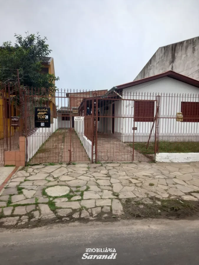 Imagem de Duas casas de alvenaria no mesmo terreno com entradas separadas.