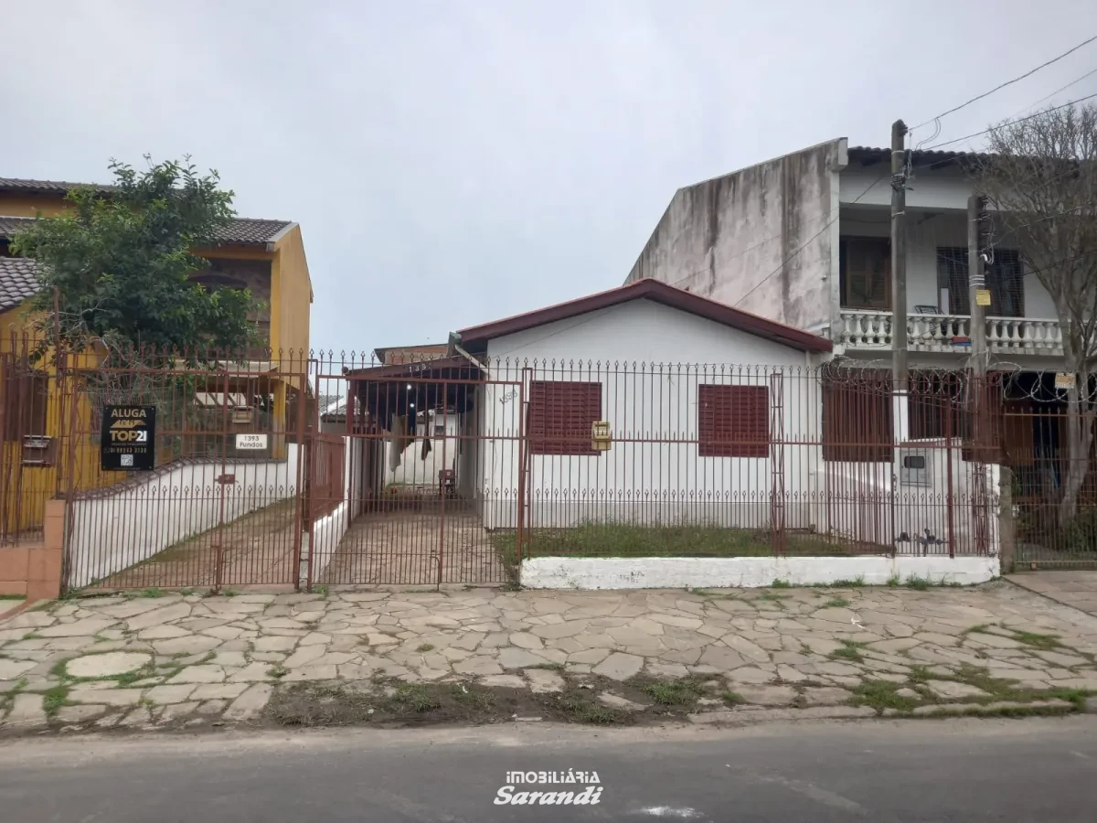 Imagem de Duas casas de alvenaria no mesmo terreno com entradas separadas.