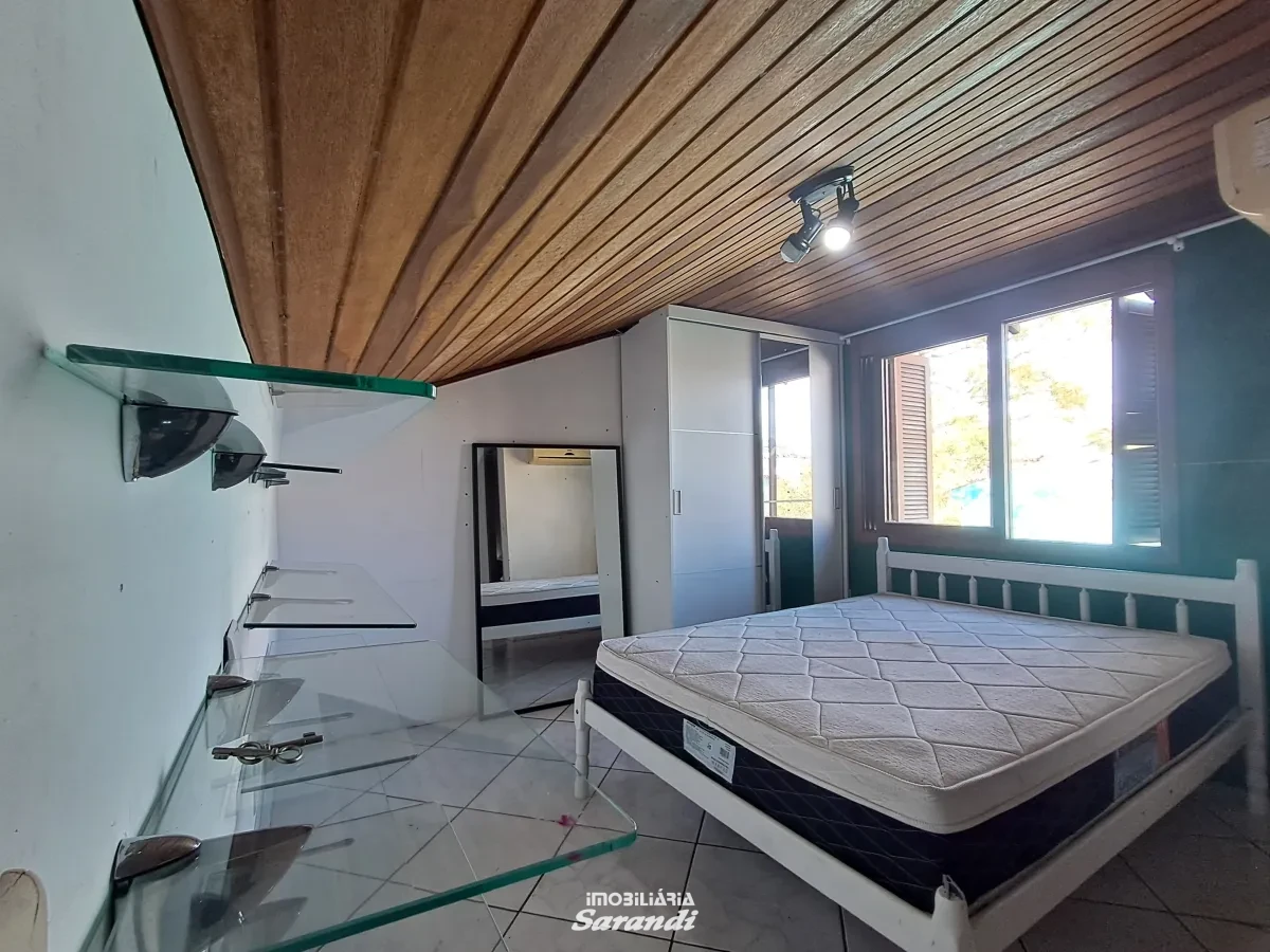 Imagem de Sobrado em condomínio de 3 dormitórios no bairro Sarandi com vaga.