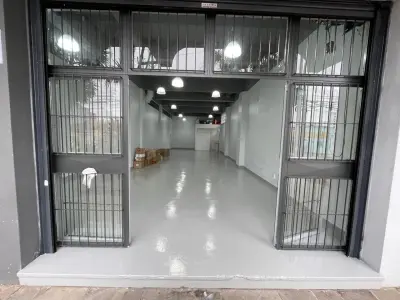 Imagem de Bela loja comercial próxima da avenida Baltazar de Oliveira Garcia com área de 89,,94m² com salão amplo e dois banheiros