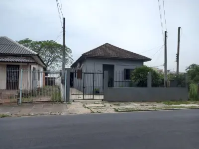 Imagem de Casa de alvenaria localizada a três quadras da avenida Assis Brasil com dois dormitórios