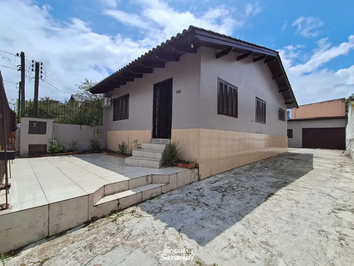 Imagem de casa em alvenaria com 2 dormitorios, possui garagem fechada com churrasqueira