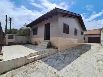 Imagem de casa em alvenaria com 2 dormitorios, possui garagem fechada com churrasqueira