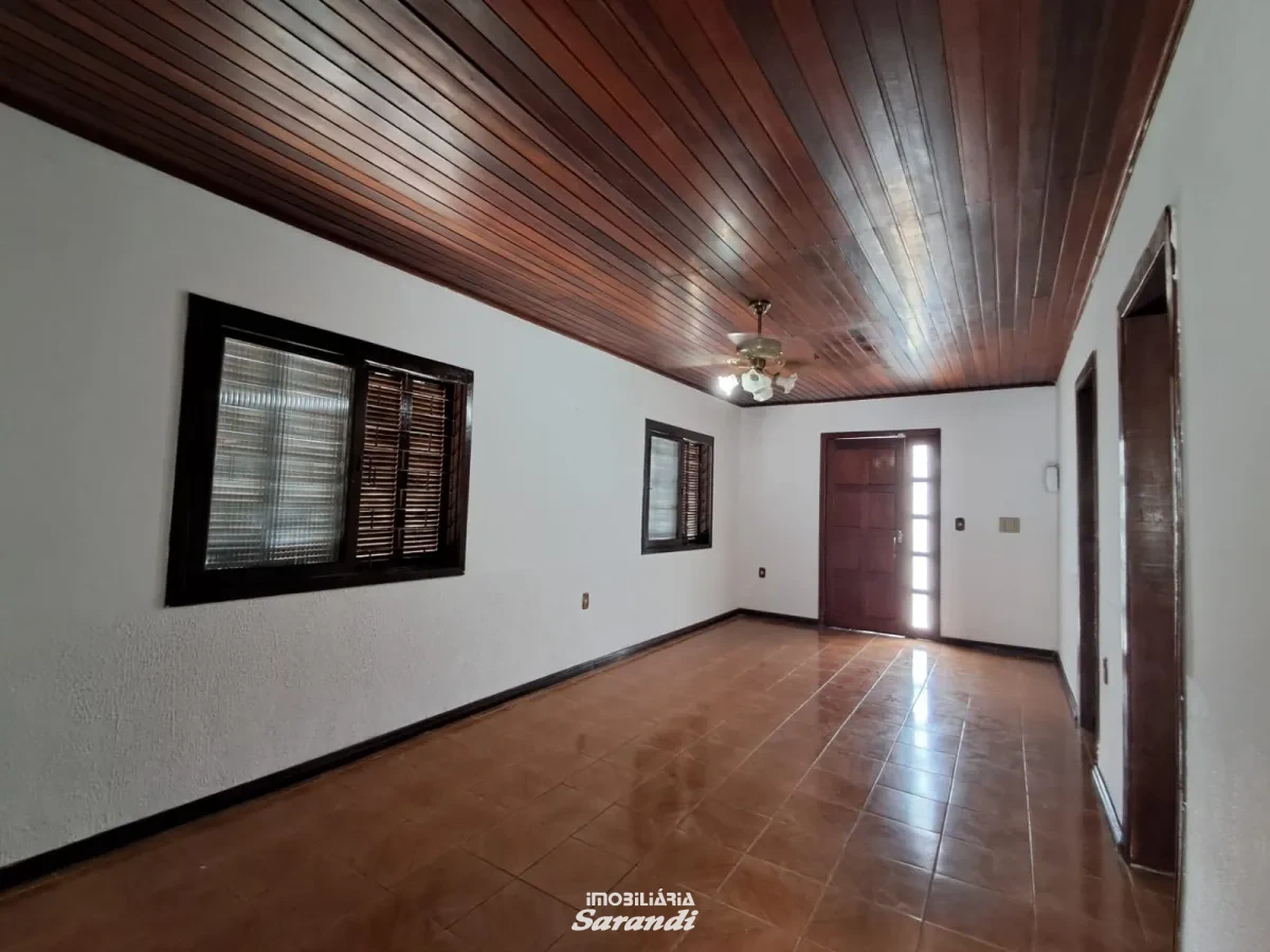 Imagem de casa em alvenaria com 2 dormitorios, possui garagem fechada com churrasqueira