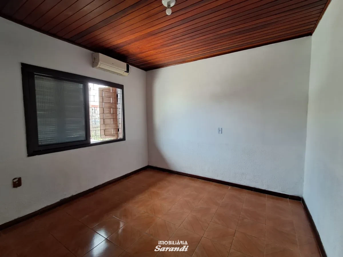 Imagem de casa em alvenaria com 2 dormitorios, possui garagem fechada com churrasqueira