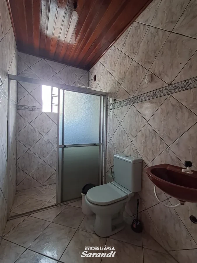 Imagem de casa em alvenaria com 2 dormitorios, possui garagem fechada com churrasqueira