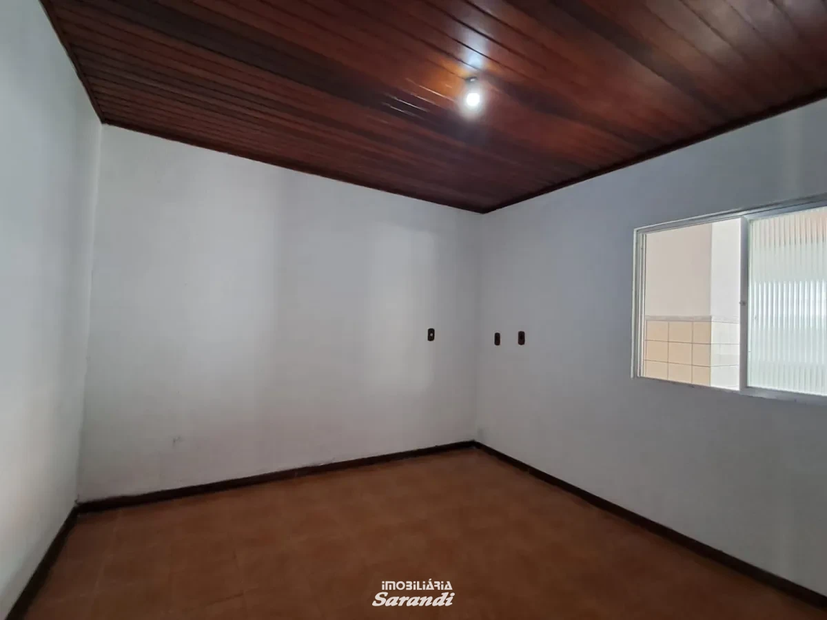 Imagem de casa em alvenaria com 2 dormitorios, possui garagem fechada com churrasqueira