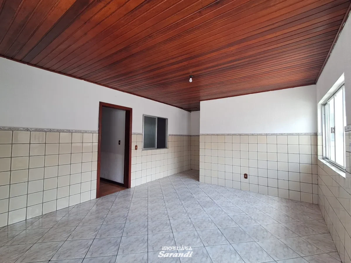 Imagem de casa em alvenaria com 2 dormitorios, possui garagem fechada com churrasqueira
