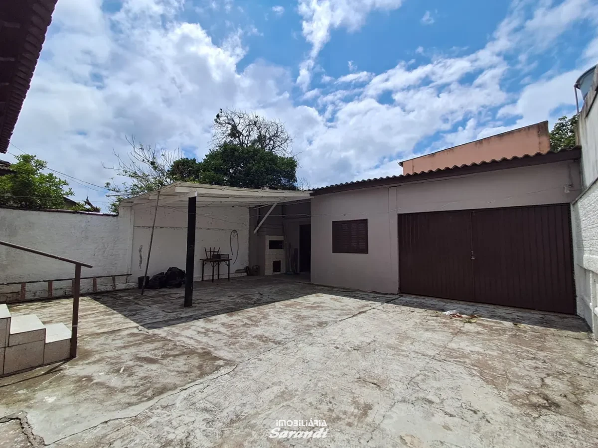 Imagem de casa em alvenaria com 2 dormitorios, possui garagem fechada com churrasqueira