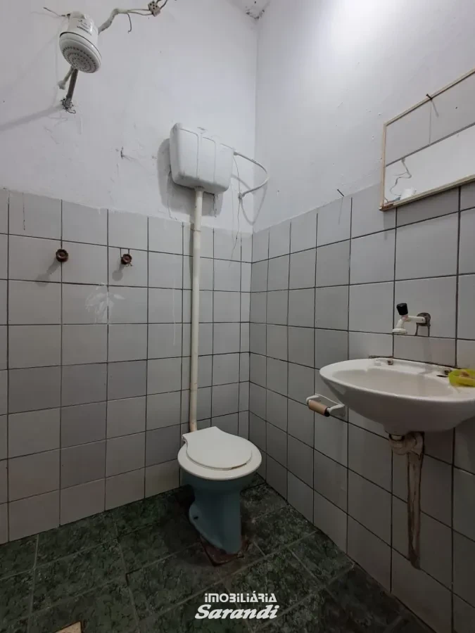 Imagem de casa em alvenaria com 2 dormitorios, possui garagem fechada com churrasqueira