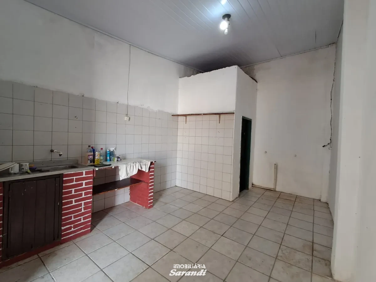 Imagem de casa em alvenaria com 2 dormitorios, possui garagem fechada com churrasqueira