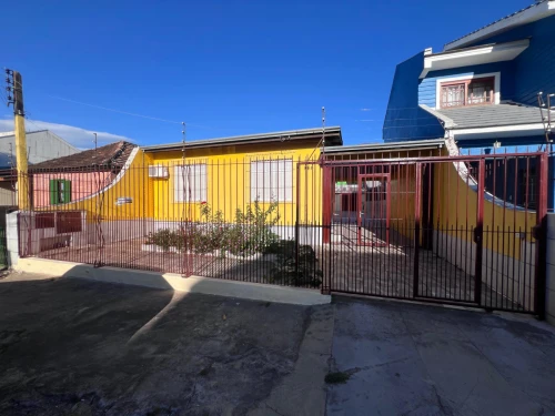 Imagem de Casa de alvenaria com 2 dormitorios, área de serviço com churrasqueira fechada.