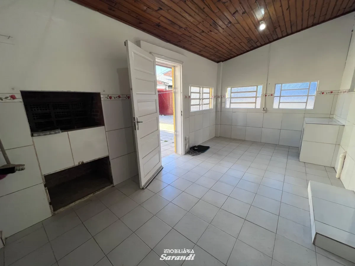 Imagem de Casa de alvenaria com 2 dormitorios, área de serviço com churrasqueira fechada.