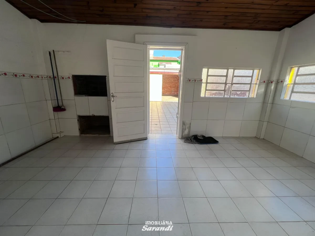 Imagem de Casa de alvenaria com 2 dormitorios, área de serviço com churrasqueira fechada.