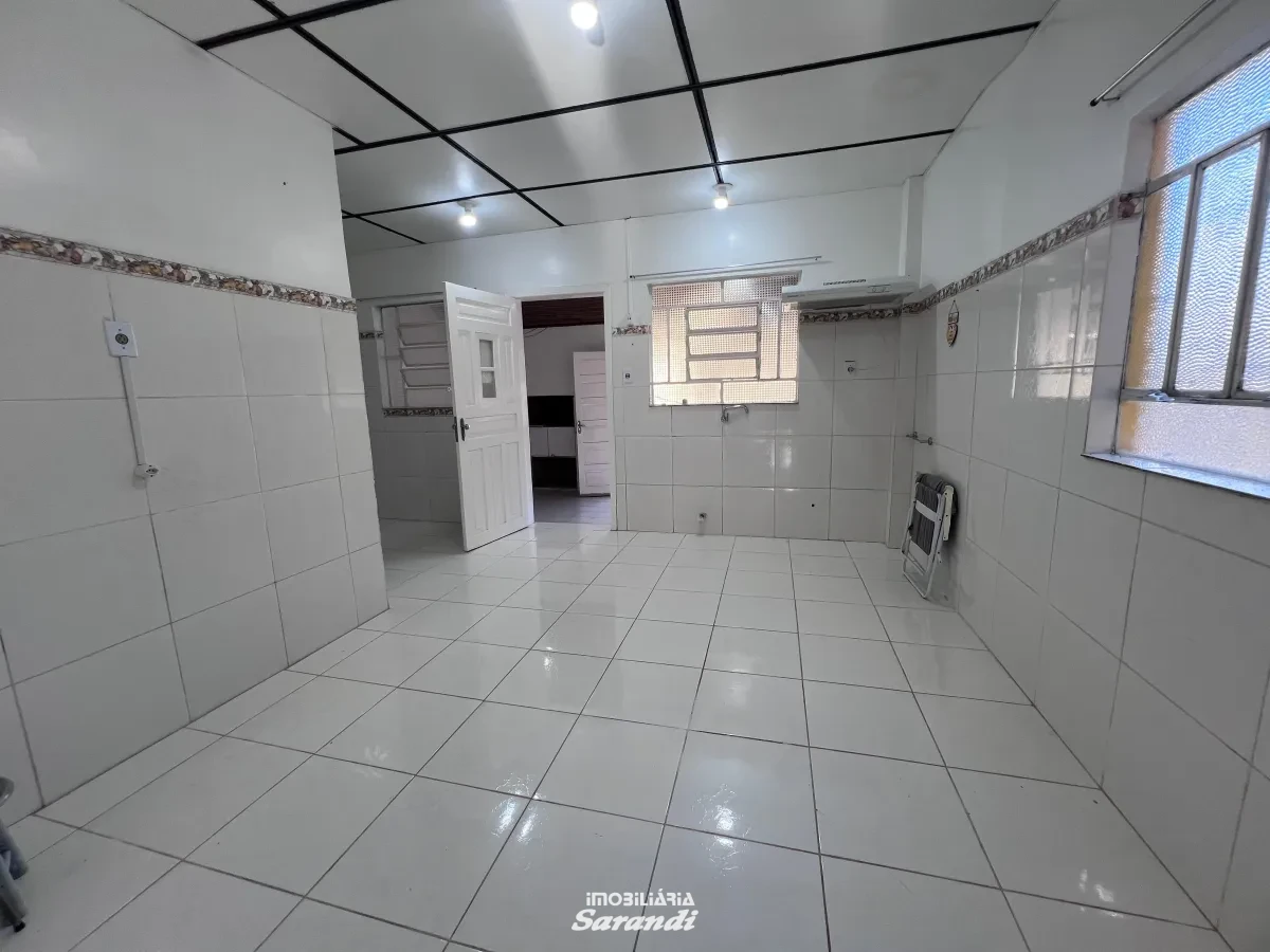 Imagem de Casa de alvenaria com 2 dormitorios, área de serviço com churrasqueira fechada.