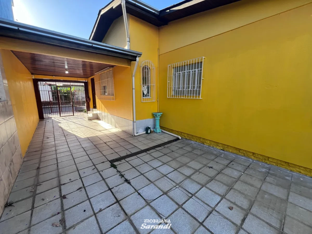 Imagem de Casa de alvenaria com 2 dormitorios, área de serviço com churrasqueira fechada.