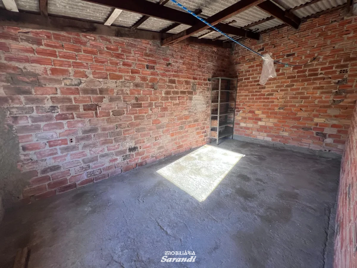 Imagem de Casa de alvenaria com 2 dormitorios, área de serviço com churrasqueira fechada.