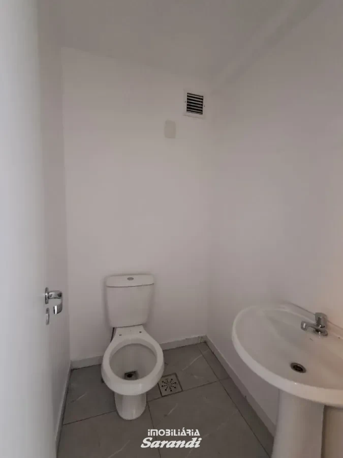 Imagem de Sala comercial de frente com 35m², piso porcelanato, ar condicionado e banheiro