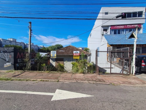 Imagem de terreno comercial - em torno de 9 box cobertos no fundo.