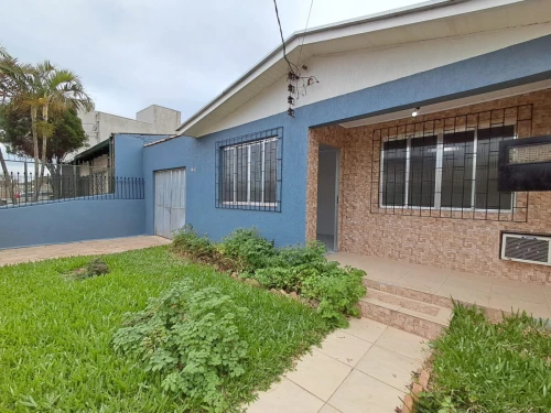 Imagem de Casa de alvenaria dois dormitórios piscina quiosqui e peça nos fundos com churrasqueira