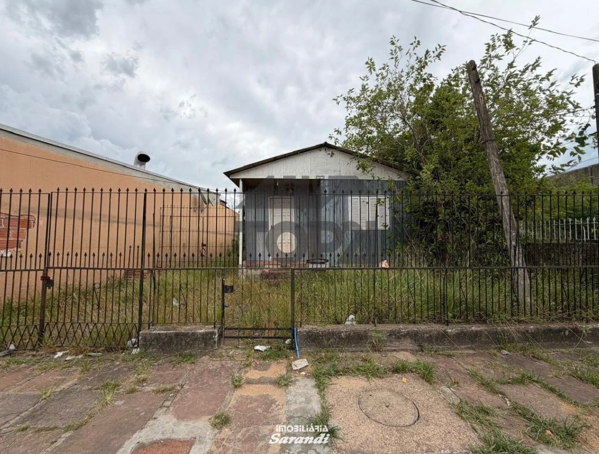 Uma casa de madeira construída em terreno de 300,00² bairro sarandi Porto Alegre - Sarandi, Porto Alegre [4206]