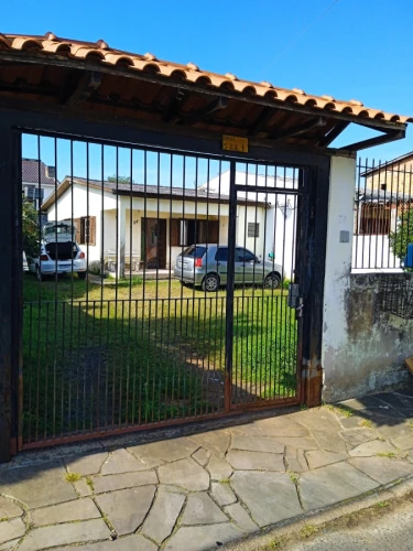 Imagem de APROVEITE A OPORTUNIDADE: Casa de alvenaria nas seguintes condições: com área aproximada de 100,00m² com dois dormitórios ambos com suítes, sala estar jantar integradas juntamente com a cozinha Bairro Costa e Silva Porto Alegre