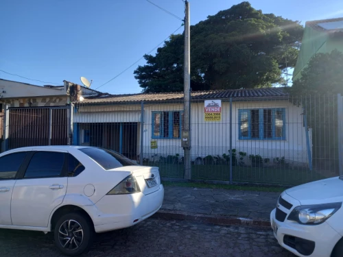 Imagem de Casa de alvenaria com três dormitórios localizada no bairro barão do chay Porto Alegre