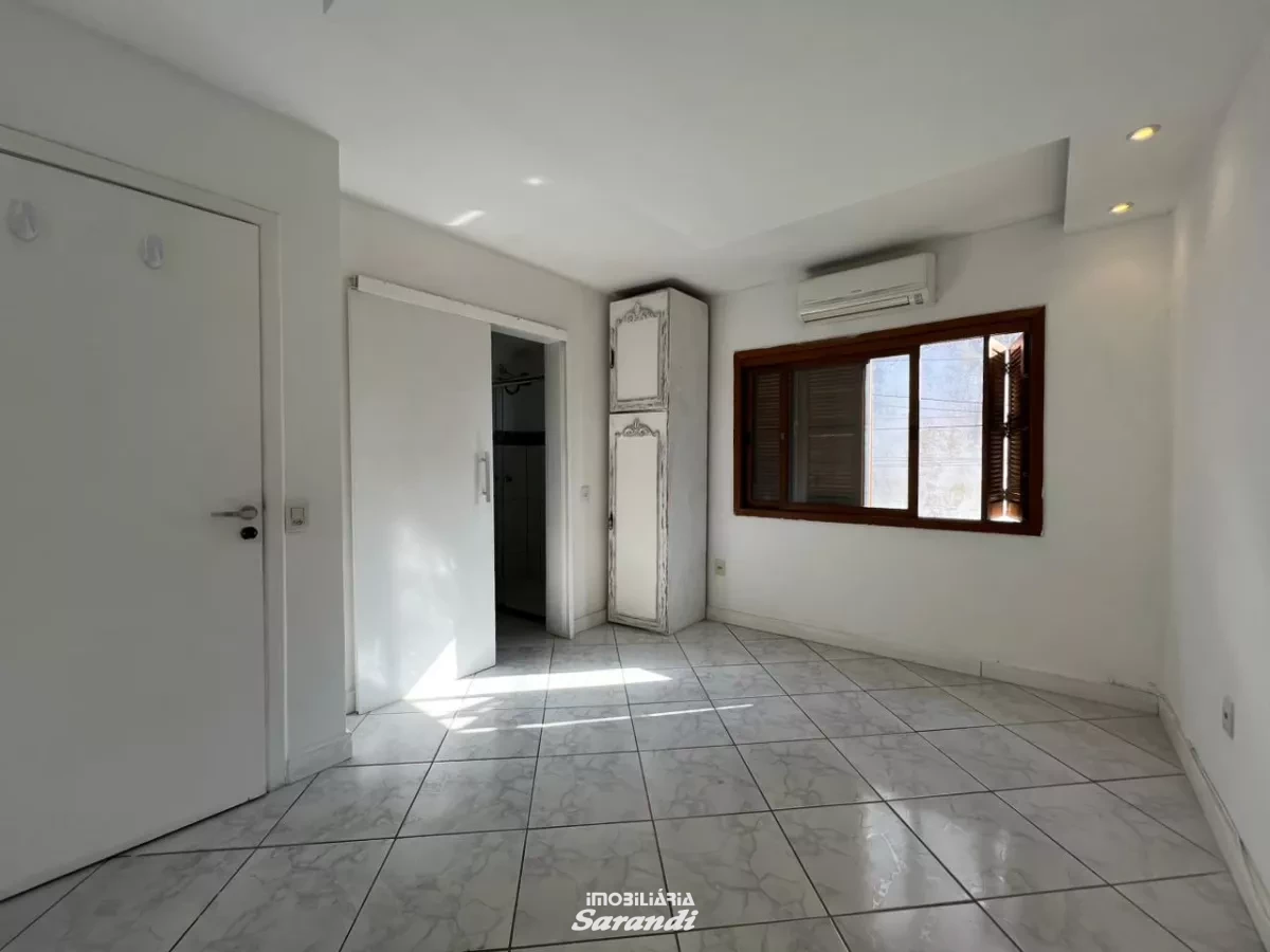 Um sobrado de alvenaria com área privativa de 70,63m² com três dormitórios situado em avenida movimentada no bairro sarandi em Porto Alegre. - Sarandi, Porto Alegre [4253]