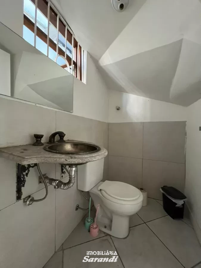Um sobrado de alvenaria com área privativa de 70,63m² com três dormitórios situado em avenida movimentada no bairro sarandi em Porto Alegre. - Sarandi, Porto Alegre [4253]