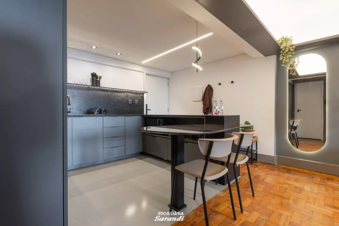 Conjunto residencial localizado no centro de Porto Alegre com um dormitório totalmente mobiliado - Centro Histórico, Porto Alegre [4255]