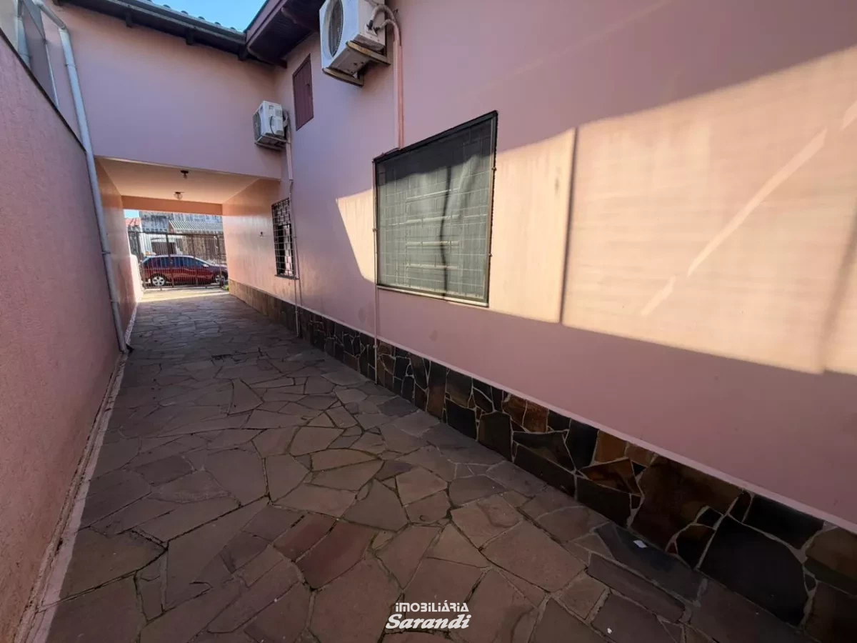 Casa para alugar com 3 dormitórios, suíte, garagem ampla, pátio e edícula, em excelente localização, próxima à Assis Brasil. - Sarandi, Porto Alegre [4258]