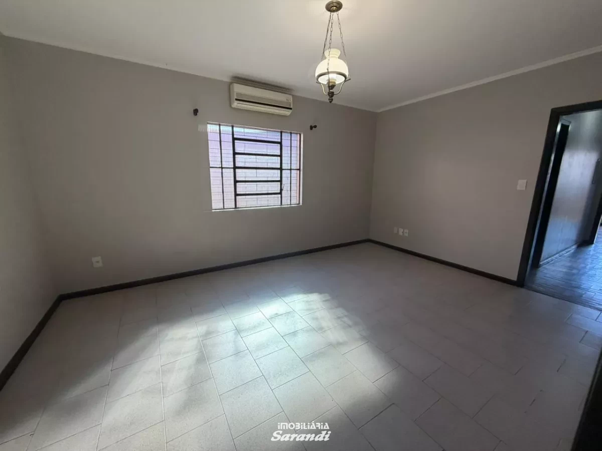 Casa para alugar com 3 dormitórios, suíte, garagem ampla, pátio e edícula, em excelente localização, próxima à Assis Brasil. - Sarandi, Porto Alegre [4258]