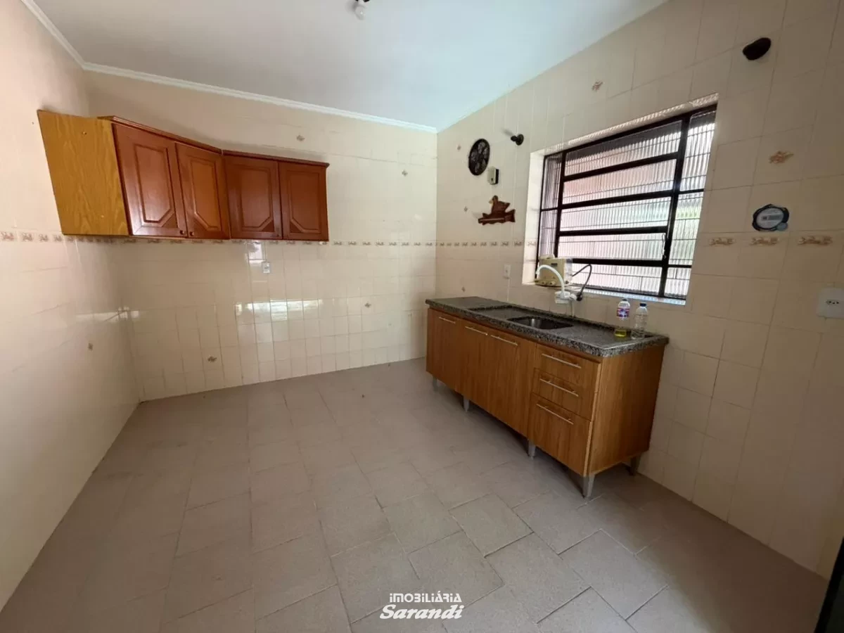 Casa para alugar com 3 dormitórios, suíte, garagem ampla, pátio e edícula, em excelente localização, próxima à Assis Brasil. - Sarandi, Porto Alegre [4258]