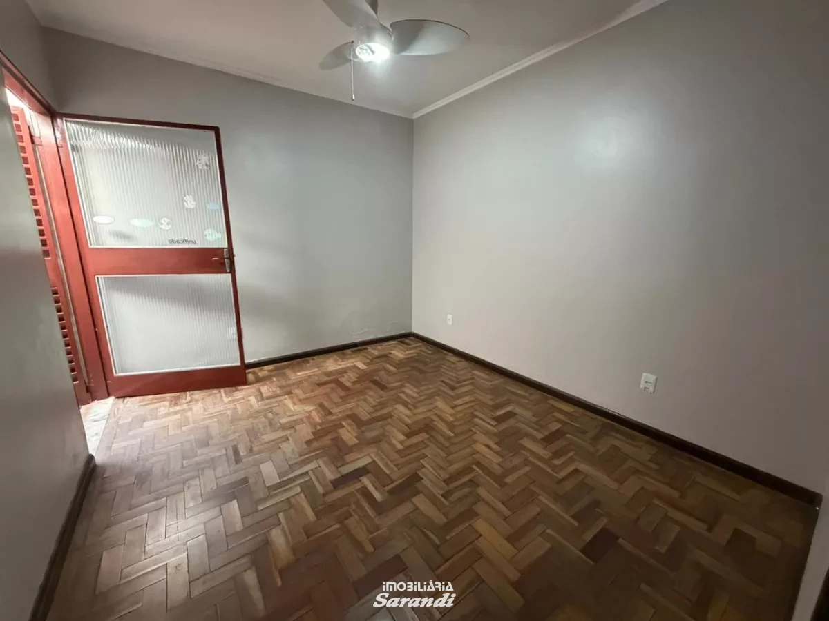 Casa para alugar com 3 dormitórios, suíte, garagem ampla, pátio e edícula, em excelente localização, próxima à Assis Brasil. - Sarandi, Porto Alegre [4258]