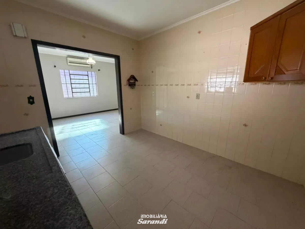 Casa para alugar com 3 dormitórios, suíte, garagem ampla, pátio e edícula, em excelente localização, próxima à Assis Brasil. - Sarandi, Porto Alegre [4258]