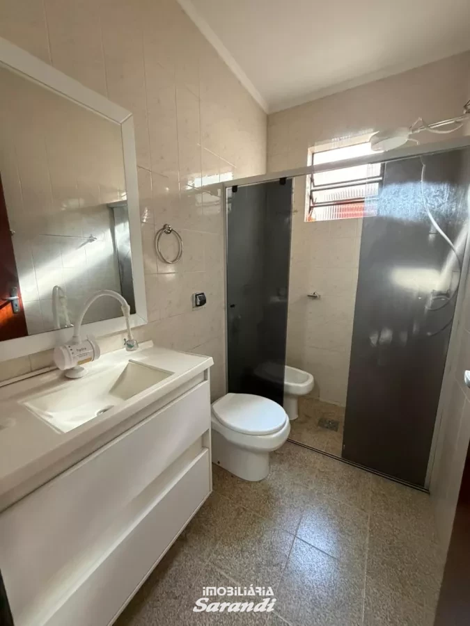 Casa para alugar com 3 dormitórios, suíte, garagem ampla, pátio e edícula, em excelente localização, próxima à Assis Brasil. - Sarandi, Porto Alegre [4258]