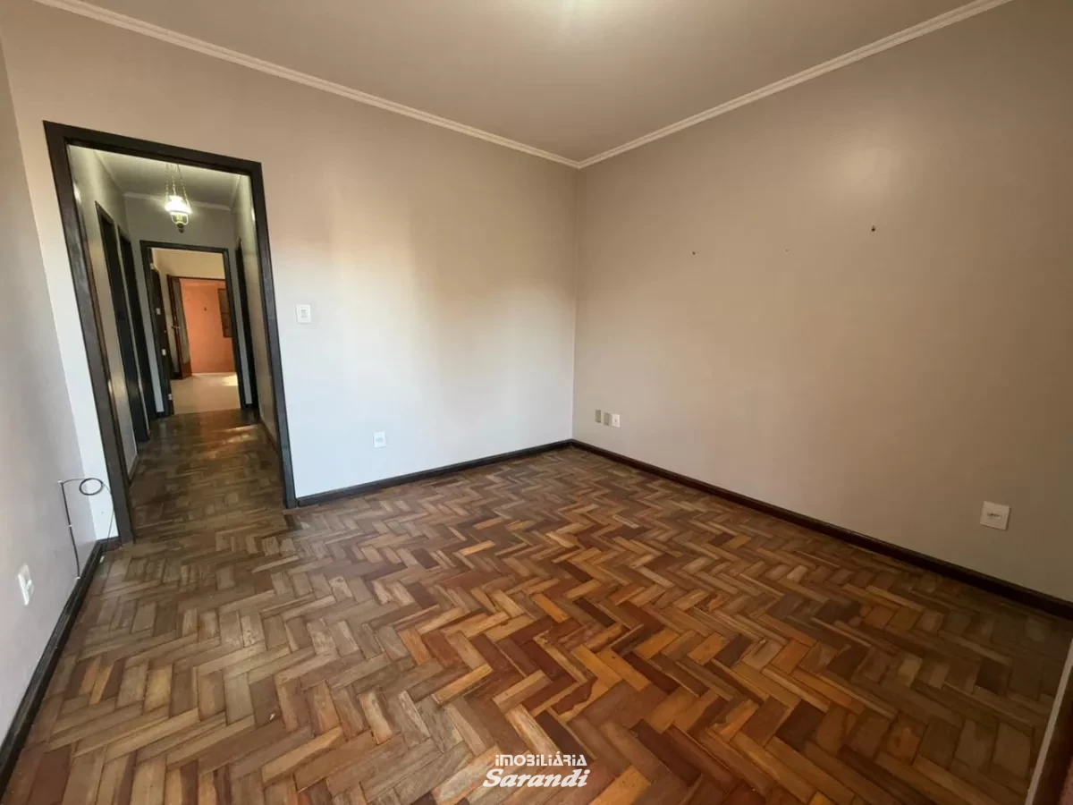 Imagem de Casa para alugar com 3 dormitórios, suíte, garagem ampla, pátio e edícula, em excelente localização, próxima à Assis Brasil.