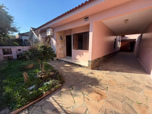 Imagem de Casa para alugar com 3 dormitórios, suíte, garagem ampla, pátio e edícula, em excelente localização, próxima à Assis Brasil.